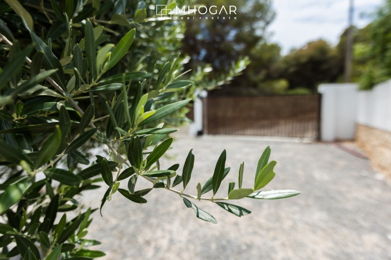 Venta - Oportunidad de inversión, Villa mediterránea frente a Cala Baladrar con apartamentos independientes y local comercial, Benissa, Costa Blanca!